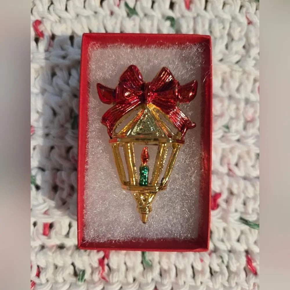 🎄🛍❤️ VINTAGE CHRISTMAS LANTERN BROOCH PIN